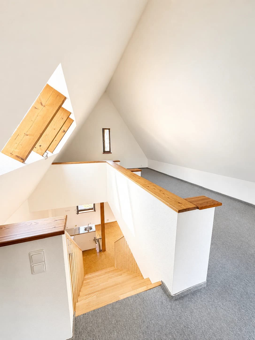 Helles Dachgeschoss mit Galerie und Holztreppe